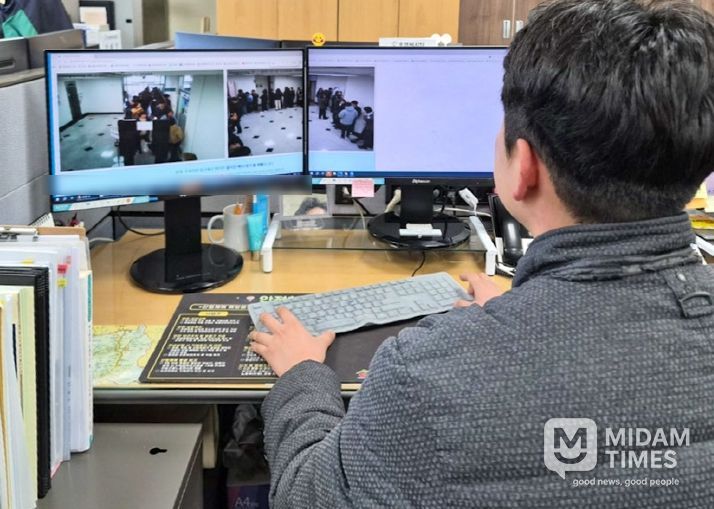 1. PC화면으로 구내식당 대기 현황을 확인하는 직원 모습