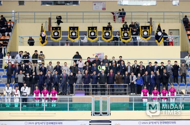지난 14일 경주실내체육관에서 열린 ‘2025 화랑대기 전국태권도대회’ 개회식에서 주요 내빈과 관계자, 선수들이 한자리에 모여 대회의 성공적인 개최를 기원하며 기념촬영을 하고 있다.