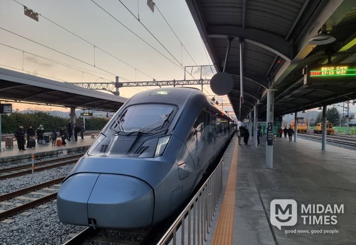 영천역에 정차한 KTX-이음 열차 사진