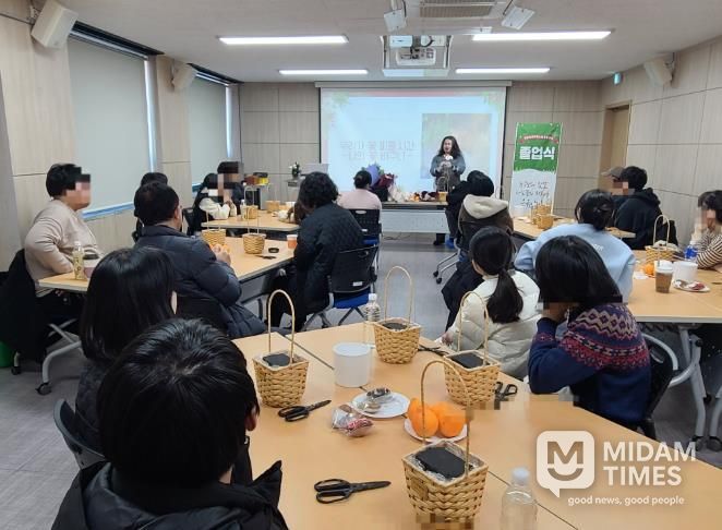 창원특례시,‘2025년 학교밖 청소년 졸업식’성공적 개최(아동청소년과) (1)_창원학교밖(꽃바구니만들기 체험).