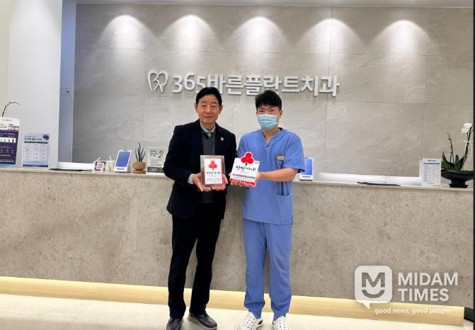 (사진설명)착한가게 256호점 현판 전달 장면