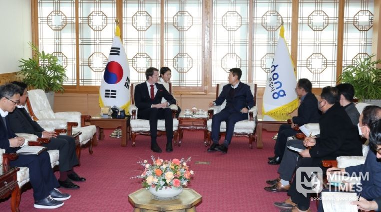 15일 북극경제이사회(Arcticn Economic Council, 이하 AEC) 매즈 크비스트 프레데릭센 사무총장이 포항시청을 방문해 이강덕 포항시장 및 관련 부서 국·과장과 함께 지속가능한 북극권 협력방안을 논의했다.