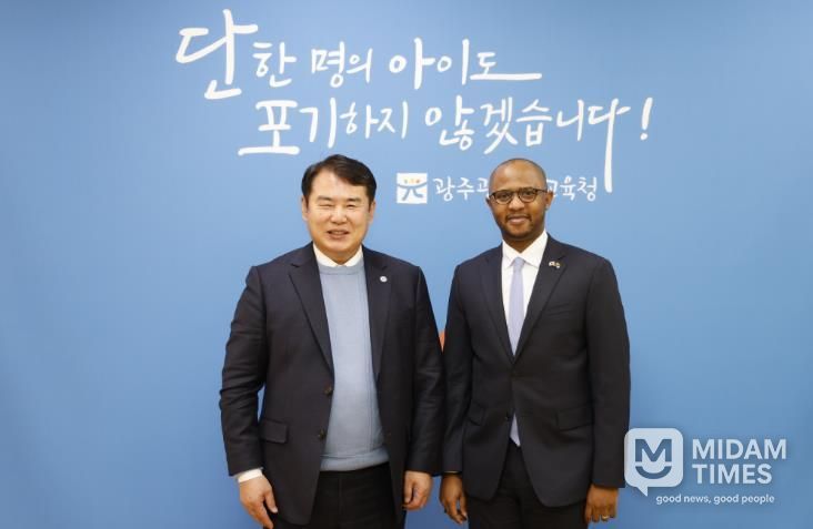 이정선 광주시교육감이 15일 교육감실에서 탄자니아대사관 토골라니 에드리스 마부라(Togolani Edriss Mavura) 대사과 만나 교육기관 협력 방안을 논의한 후 기념사진을 촬영하고 있다.