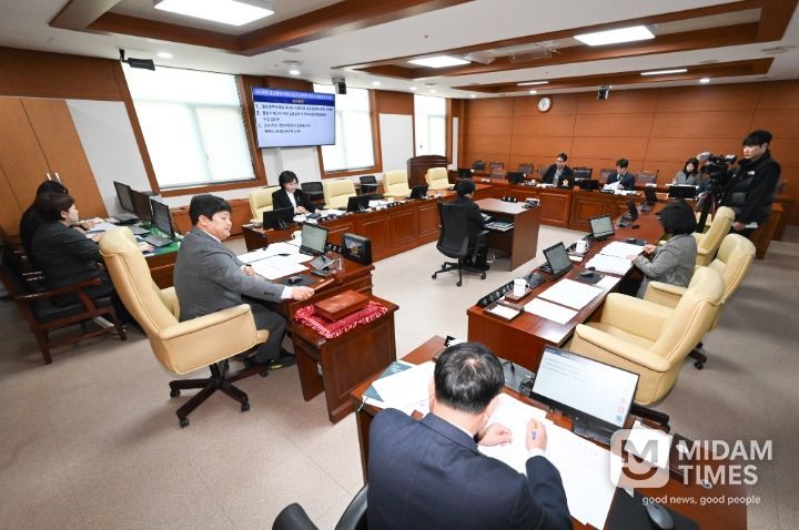 의회운영위원회, 울산광역시의회 국내외 지방의회 교류협력에 관한 조례안 등 심사