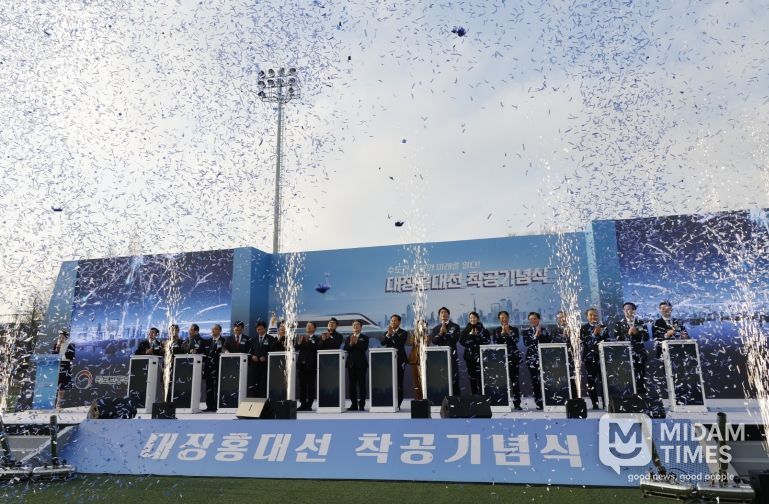 진교훈 서울 강서구청장이 부천시 오정대공원 인조잔디구장에서 열린 ‘대장홍대선 광역철도 착공식’에 참석했다.