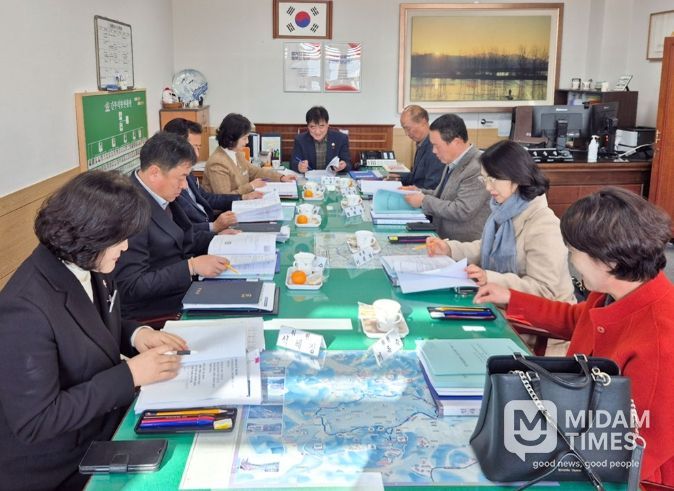 창녕군청 부군수실에서 2025년 하반기 적극행정 우수사례 선정을 위한 적극행정위원회를 진행하고 있다