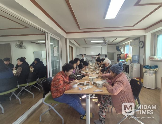 함안군, 경로당 입식 식탁 지원