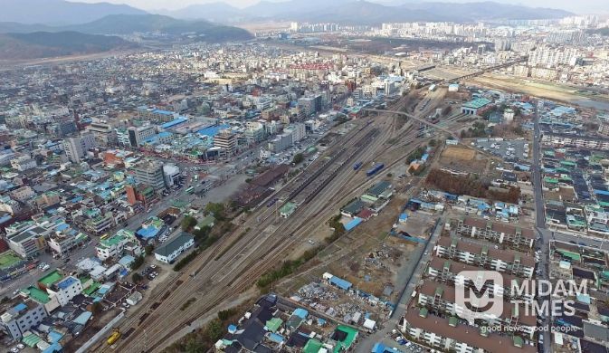 도시재생 후보지로 선정된 옛 경주역 부지 전경. 철도 이전 이후 장기간 활용되지 못했던 폐역 부지가 국가 주도 도시재생 시범지구로 탈바꿈할 수 있을지 주목된다.