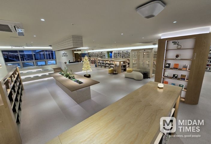 경북교육청, 북카페형 행정자료실 ‘온책마루’ 개관...직원 독서?휴식?소통 강화(책과 사람이 만나는 따뜻한 복합 문화공간으로 재탄생)