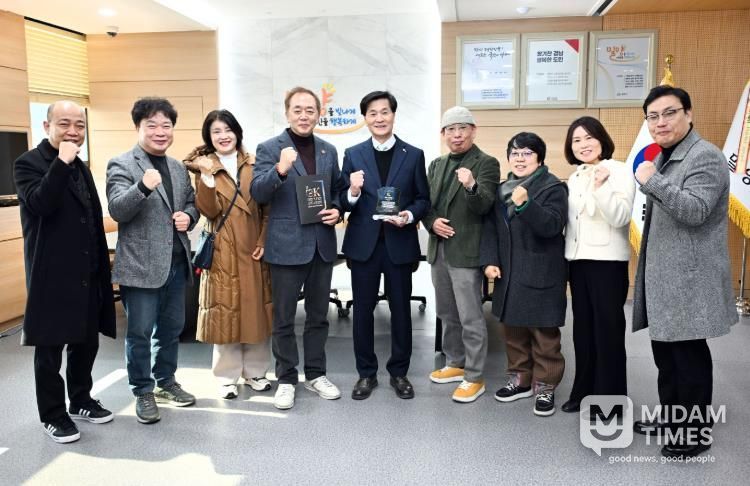 16일 밀양시장실에서 열린 밀양시, (사)한국연극협회, (사)한국연극협회 경상남도지회의 대한민국 청소년연극제 밀양 개최와 공연예술 활성화를 위한 업무협약식 기념 촬영