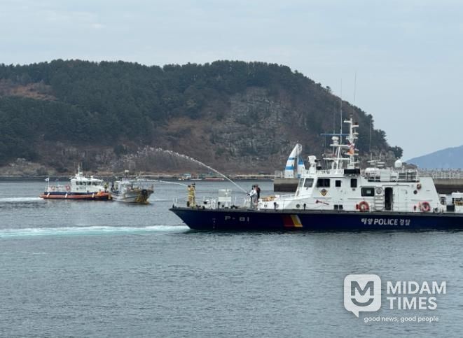 사천해경이 16(화) 남해군 물건항에서 밀집 계류지 어선 화재 사고를 가정한 합동훈련 중인 모습