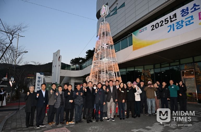 기장군이 정관도서관 앞에서 성탄트리 점등식을 열고 있다.