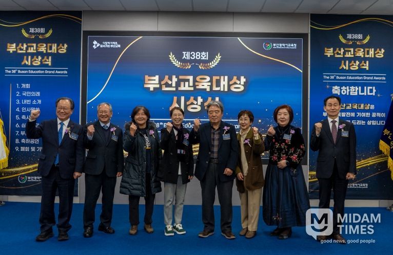 좌측부터 김석준 교육감, 임재택 수상자 내외, 김일영 수상자, 이상석 수상자 내외, 김수자 수상자, 강무길 교육위원장