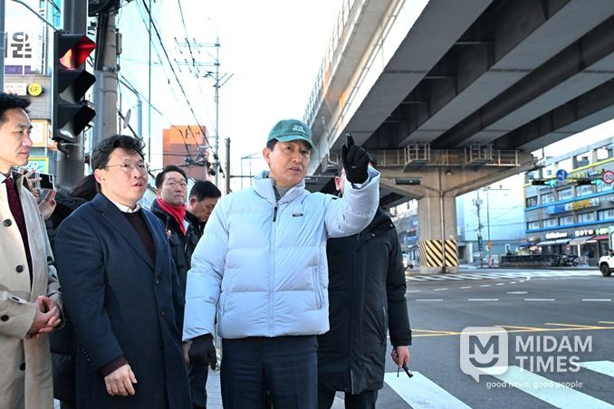 22일 오전 성북구 북부간선도로 하월곡JCT 인근을 찾은 오세훈 서울시장이 강북횡단 지하고속도로 사업 현장을 점검하고 있다.