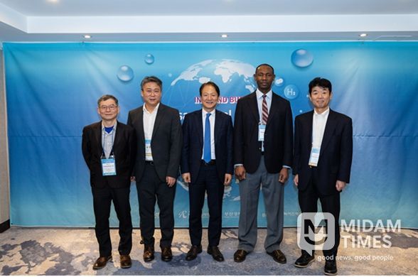 좌측부터 황빙조 대만과학기술대학교 석좌교수, 조남준 난양공과대학교 석좌교수, 성희엽 부산시 미래혁신부시장, 무사 바시르 리버풀대학교 석좌교수, 야마구치 타케오 도교과학대학교 종합연구원 화학생명과학연구소장