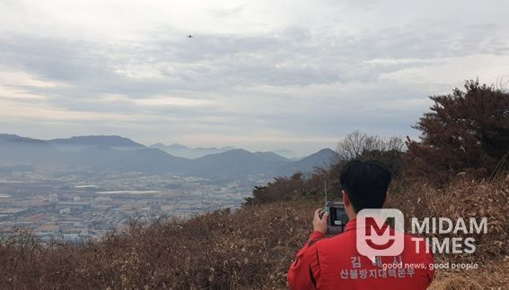 시 산불방지대책본부 직원이 열화상 드론을 활용해 산림 연접지 소각행위를 예찰 중이다.