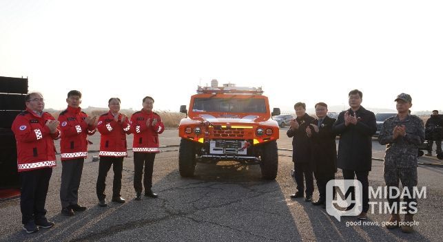 김인호 산림청장(왼쪽에서 네번째)이 다목적산불진화차량 출고 기념식에서 기념사진을 촬영하고 있다
<p>