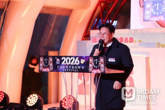 ‘2026 레드로드 카운트다운 페스티벌’에서 새해 인사말을 전하는 박강수 마포구청장