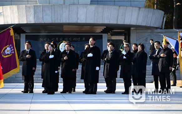 오세훈 서울시장이 1일(목) 현충원에 참배 뒤 순국 선열과 호국 영령에 대해 경례하고 있다.