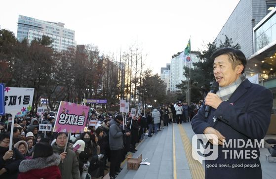 전성수 서초구청장(오른쪽)이 1월1일 서초구청 광장에서 열린 새해맞이 행사에서 주민들에게 새해 인사말씀을 하고 있다.