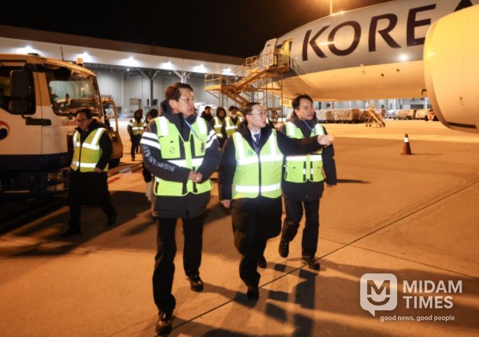 이명구 관세청장(가운데)이 1일 새해 첫 현장 일정으로 인천공항 대한항공 화물터미널을 방문하여 반도체 수출화물 통관 현장을 점검하고 있다.