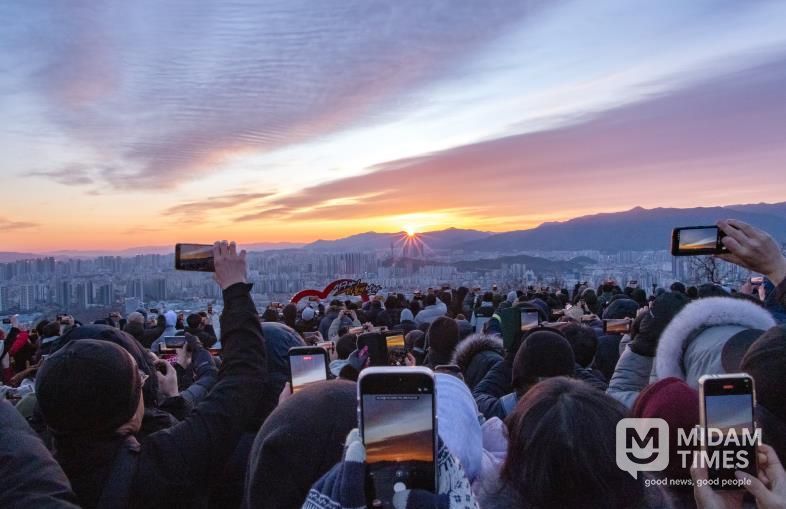 서구청 “적토마처럼 역동적이고 힘찬 새해 되길” 2026 와룡산 해맞이 행사 개최