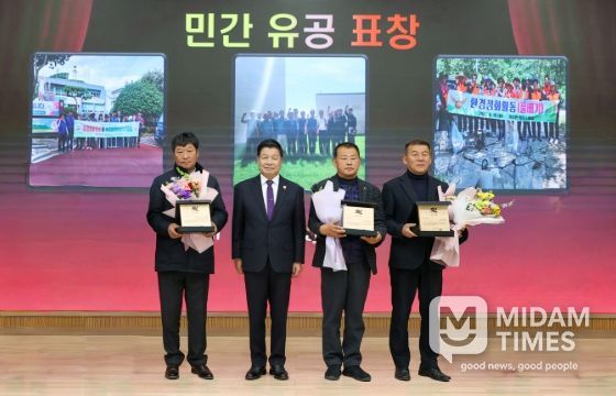 고성군, 2025년 우수 자율방역단 3개 단체 감사패 수여