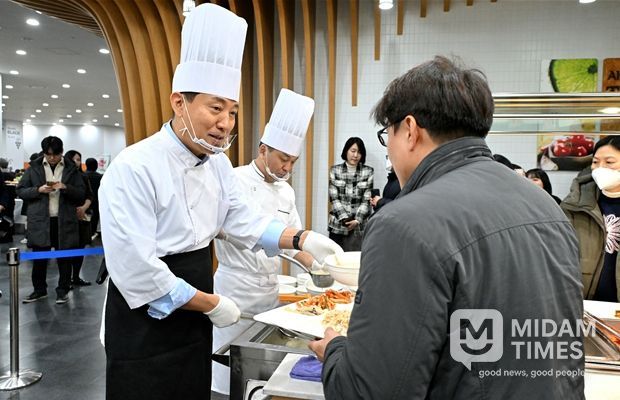 오세훈 서울시장이 2일(금) 서울시청 구내식당에서 신년맞이 직원 격려 떡국을 배식하고 있다.
