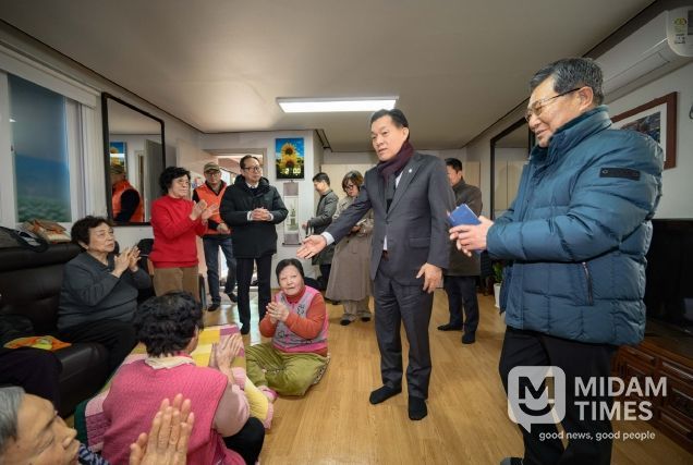 이재준 수원시장이 새터경로당에서 어르신들과 이야기를 나누고 있다.