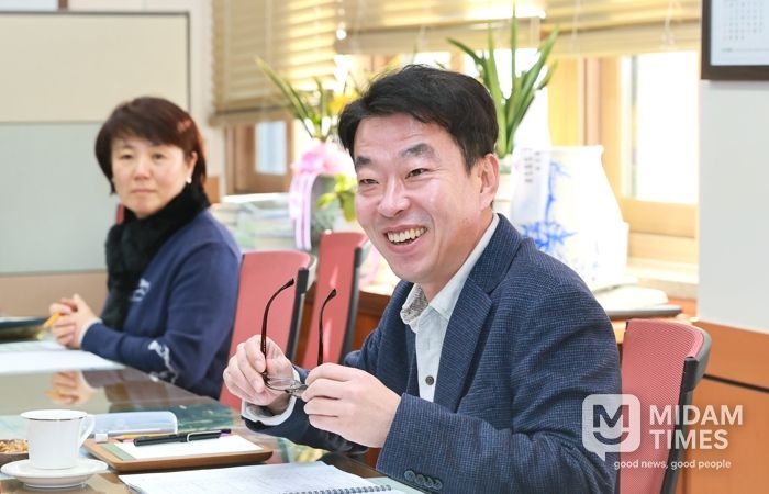 최혁준 경주부시장이 3일 청사에서 국별 현안사업 업무보고를 받으며 시정 전반을 점검하고 있다.