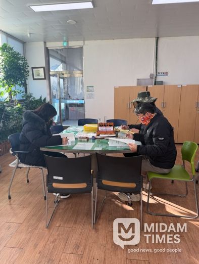 지난 2일 신광면 행정복지센터에서 식량대책분야 지원사업 공모 신청을 받고 있다.