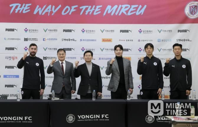 이상일 용인특례시장이 4일 포은아트홀에서 열린 용인FC 창단 기자회견을 마친 뒤 최윤겸 감독, 이동국 테크니컬 디렉터, 선수들과 기념사진 촬영을 하고 있다.