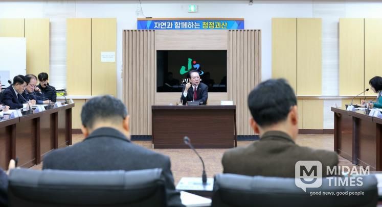 괴산군 확대간부회의를 진행하고 있는 송인헌 군수