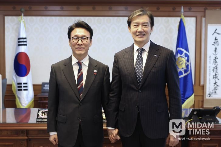 김민석 국무총리가 5일 세종대로 정부서울청사에서 조국, 조국혁신당 대표와 면담을 하고 있다.