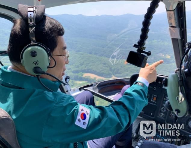 주낙영 경주시장이 지난해 헬기를 타고 토함산 일대 상공에서 산사태 피해 및 위험 지역을 점검하고 있다.