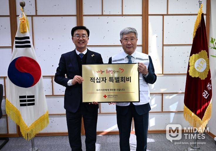 완주군의회 유의식 의장, 2026년 적십자사 특별회비 전달