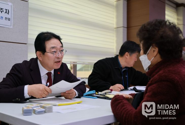 황규철 옥천군수, 옥천읍 행정복지센터 방문해 접수 상황 점검