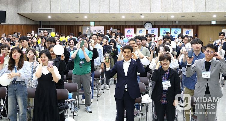 구청장과 전 세대 공무원이 참여해 청렴을 주제로 소통과 공감을 나누는 교육 프로그램을 진행하고 있다.(2025. 4. 25. 구청장과 함께하는 청렴 흠뻑쇼 행사 사진)