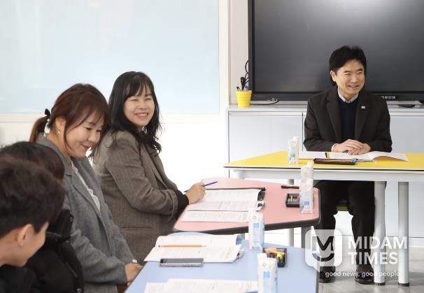 김대중 전남교육감과 화순만연초 교육가족들이 다문화교육 내실화 방안을 주제로 논의하고 있다.