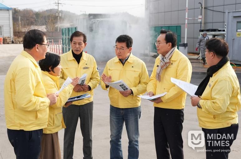 윤병태 시장(오른쪽 두 번째)과 신정훈 국회의원(오른쪽 세 번째)이 거점소독시설을 방문해 방역 추진 상황을 살피고 있다.