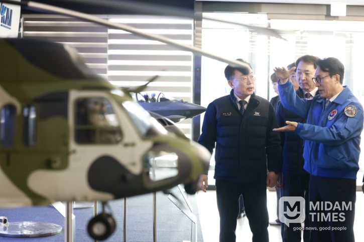 김민석 국무총리가 7일 경남 사천 한국항공우주산업(KAI)을 방문, 항공기 생산라인을 시찰하고 있다.