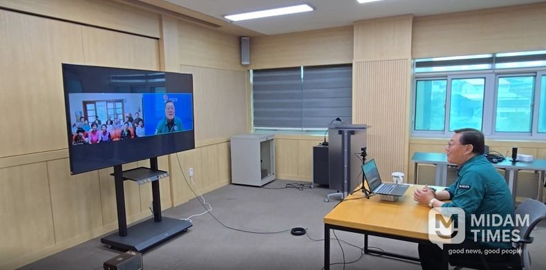 김윤철 군수가 시범운영 중인 스마트마을방송 시스템을 통해 경로당 주민과 이야기 중이다