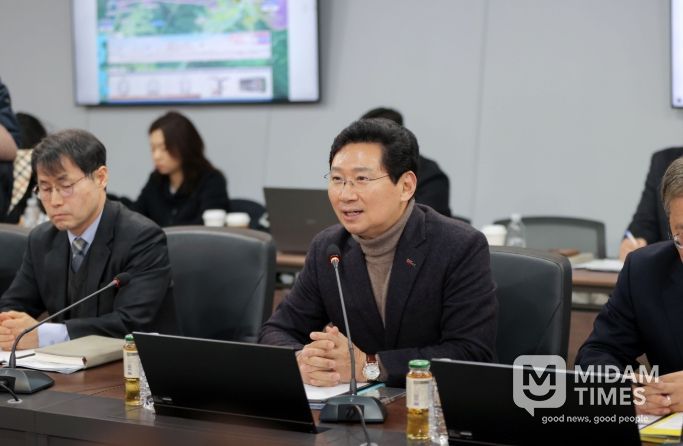 이상일 용인특례시장이 9일 처인구 원삼면에 있는 '용인반도체클러스터 일반산업단지' 현장에서 용인 반도체 프로젝트와 관련해 입장을 설명하고 있다