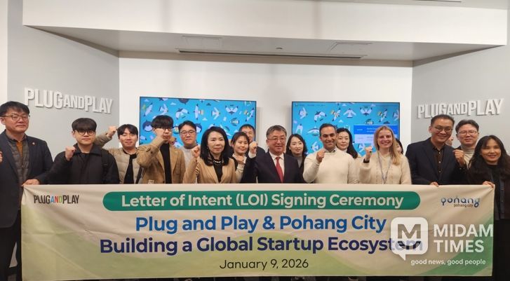 9일 플러그앤플레이를 방문한 포항시 대표단. 오른쪽부터 세 번째 플러그앤플레이 코리아 대표 신성우, 네 번째 플러그앤플레이 엘리나 골지(Elina Gorji) 이사, 다섯 번째 플러그앤플레이 sobhan khani(소브한 카니) 부사장.