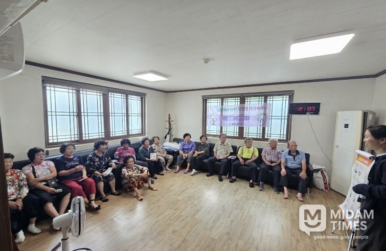 작년 7월 밀양시 단장면 무릉경로당에서 진행된 찾아가는 건강생활실천 경로당 활동 모습