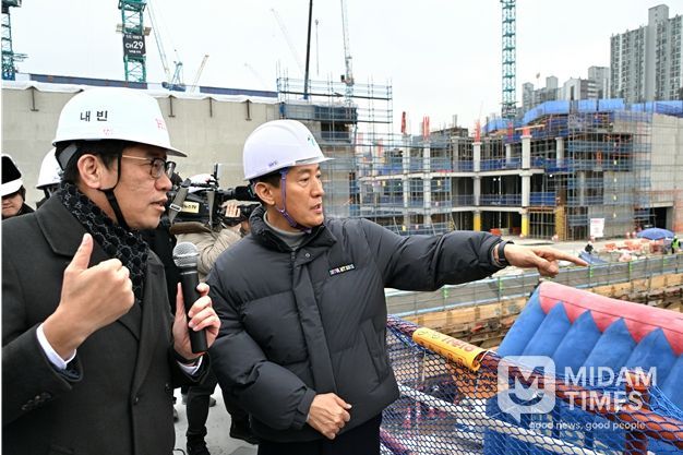 오세훈 서울시장이 12일(월) 오후 광운대역 물류부지 개발 공사현장을 점검하고 있다.