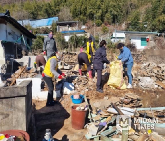 고성군 영현면 주택화재 가구 청소봉사활동 전개 및 적십자구호물품 전달