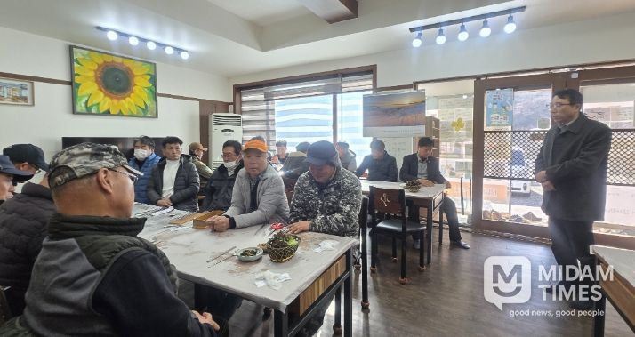 조정제 밀양시 산내면장이 산내면 특우회 연시 총회에서 새해 인사를 전하고 있다.