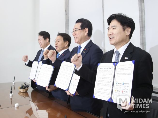 김대중 전남교육감과 김영록 전남도지사, 강기정 시장, 이정선 광주시교육감(오른쪽부터)이 공동합의문을 들어 보이고 있다.