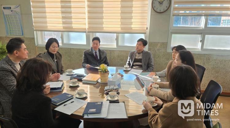 강남교육지원청 임채덕 교육장이 22일 옥동초를 방문해 늘봄학교 현장 점검을 하고있다.